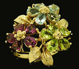 Кольцо с цветками из самоцветов Золото