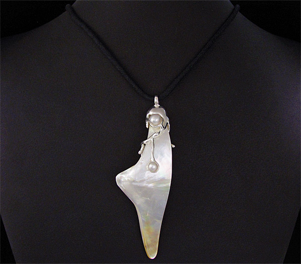 Перламутровый кулон с жемчугом на шнуре