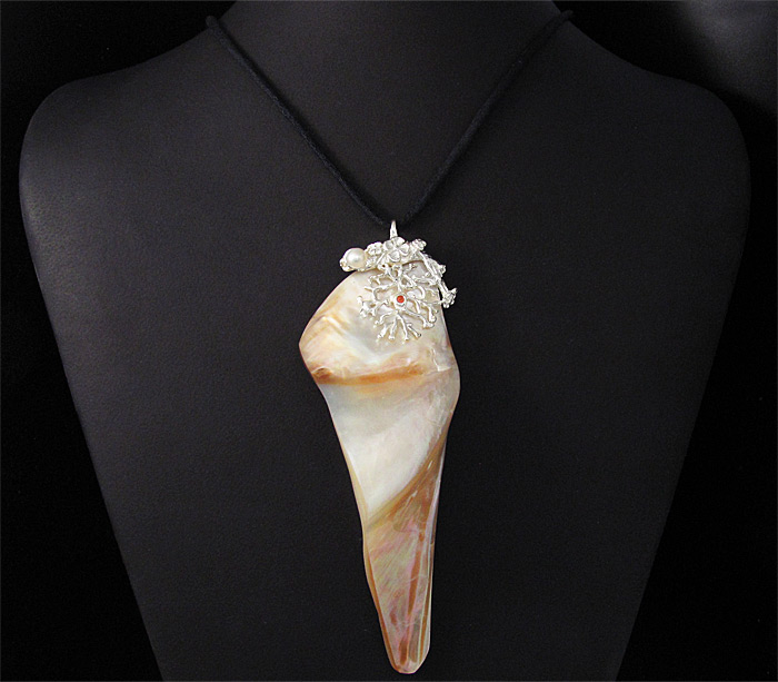 Кулон с перламутром, жемчужиной и сапфиром на шнуре