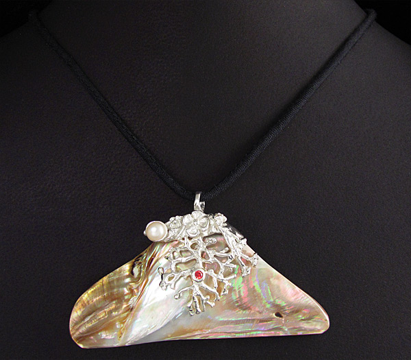 Кулон с радужным перламутром, жемчужиной и сапфиром на шнуре