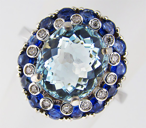 Аквамарин и изумруд. Кольцо с аквамарином в белом золоте. Аквамаринов сапфир. Сапфир и аквамарин. Aquamarine ювелирные украшения даймонд.