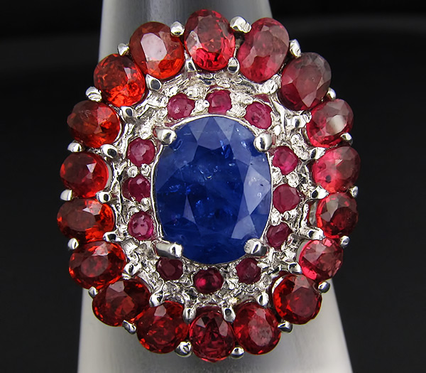 кольцо золотое с бриллиантами, рубином и сапфиром, r97-cr2873-sa-ru. черный сапфир с рубинами. золотое кольцо с рубином сапфиром и изумрудом. кольцо крокодил сапфиры рубины. кольцо с рубином с сапфиром.