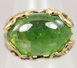 Авторское кольцо с крупным кабошоном цаворита и бриллиантами Золото