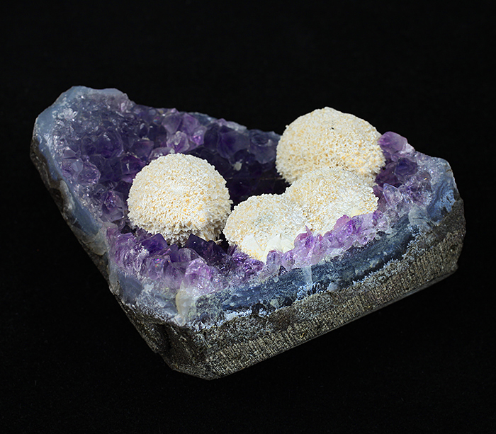 Жеода аметиста. Жеода горного хрусталя. 206. Geode 2. Жеода аметиста фон.