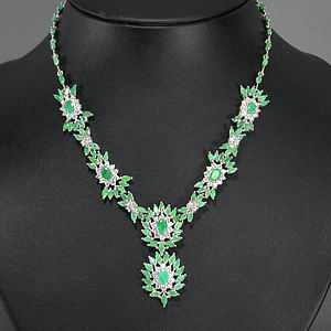 Шикарное колье с изумрудами