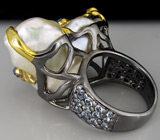 Кольцо из серебра 925 пробы с жемчугом и топазами.