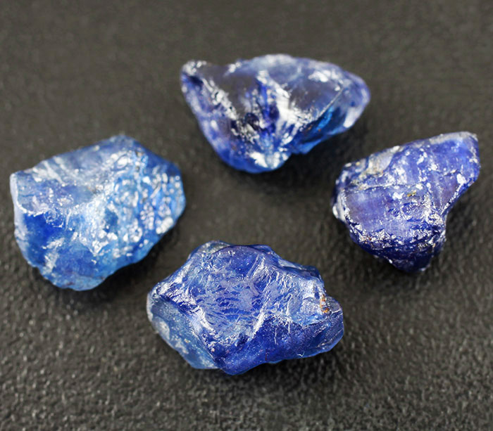 Алюминий сапфир. Неограненный голубой сапфир. Сапфир самородок. Голубой сапфир камень. Сапфир камень неограненный.