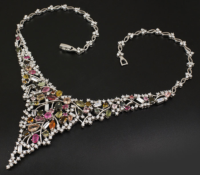 Роскошное колье с разноцветными турмалинами