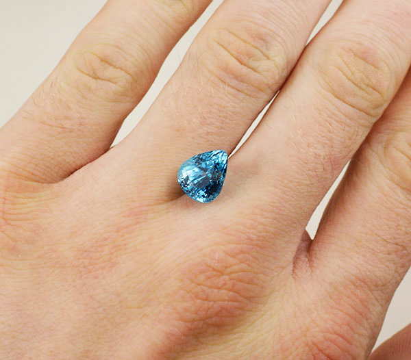 Дакхстаронни циркон. Цирконий голубой камень. Циркон 7. Серый циркон цвет. Оранжевый циркон камень.