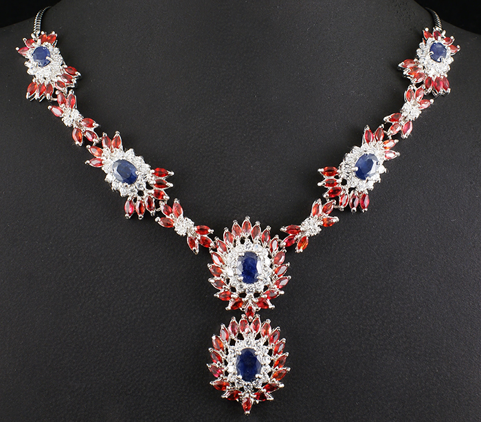 Колье с насыщенно-синими и красно-оранжевыми сапфирами