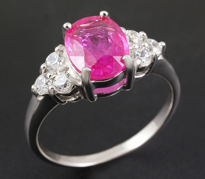 Кольцо серебро розовый. Кольцо с розовым сапфиром. Серебряное кольцо с розовым сапфиром. Перстень с розовым сапфиром. Розовый сапфир в серебре.