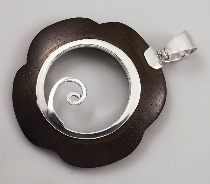 Кулон с черным деревом Sono