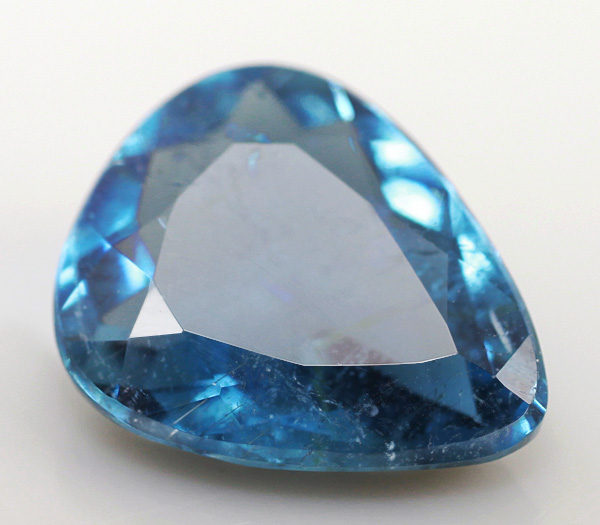 Самоцвет индиголит. Турмалин параиба большой камень. Голубой турмалин необработанный. Турмалин голубой камень. Голубой апатит кристалл.