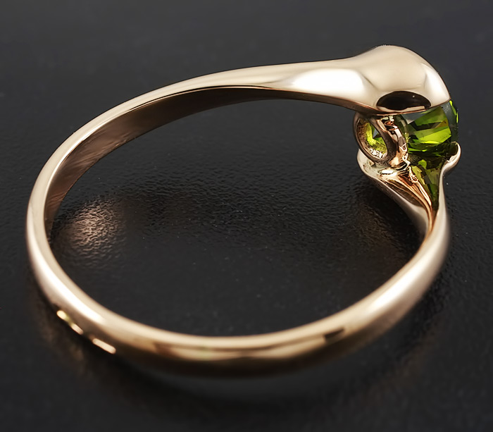 Купить караты. Кольцо с зеленым бриллиантом. Кольца с зелёным алмазами. Перстень с зеленым бриллиантом.