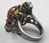 Кольцо c крупным кабошоном красного сапфира, разноцветными сапфирами и цаворитами Серебро 925