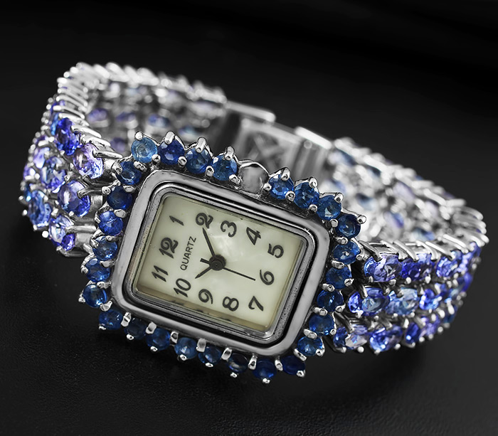 Сапфировые часы наручные. Часы с сапфирами. Часы с браслетом из камней. Часы серебро с сапфиром. Женские серебряные часы.