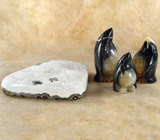 Скульптурная композиция "Пингвины на льдине" из амазонита и яшмы