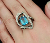 Серебряное кольцо с голубым топазом и бесцветными цирконами Серебро 925