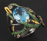 Серебряное кольцо c голубым топазом, синими сапфирами, цаворитами и мозамбикскими гранатами Серебро 925