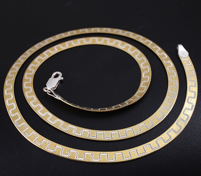 Эффектное серебряное колье