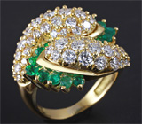 Роскошное золотое кольцо с изумрудами и бриллиантами высоких характеристик Золото
