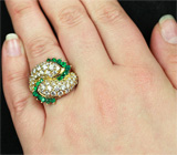Роскошное золотое кольцо с изумрудами и бриллиантами высоких характеристик Золото