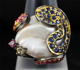 Серебряное кольцо c жемчужиной Mabe, синими и пурпурными сапфирами, желтым и розовым турмалинами Серебро 925