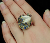 Серебряное кольцо c жемчужиной Mabe, синими и пурпурными сапфирами, желтым и розовым турмалинами Серебро 925