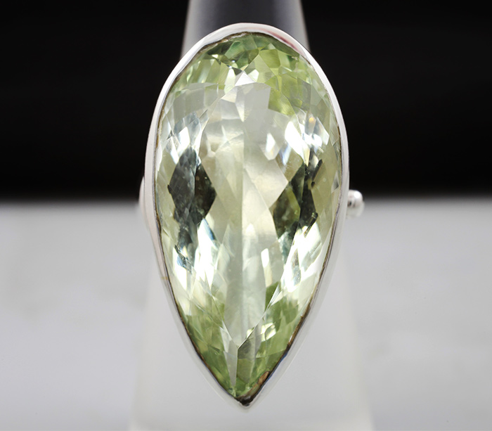 Серебряное кольцо с зеленым аметистом