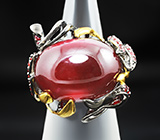Серебряное кольцо c крупным рубином и красно-оранжевыми сапфирами Серебро 925