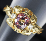 Кольцо, инкрустированное гранатом со сменой цвета и бриллиантами Золото