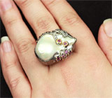 Кольцо из серебра 925 пробы с жемчужиной и родолитами Серебро 925