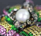 Массивное золотое кольцо-цветок с жемчужиной, бриллиантами «шампань», цаворитами и сапфирами Золото