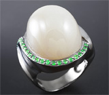 Серебряное кольцо с крупным кабошоном лунного камня и цаворитами Серебро 925