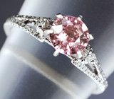 Кольцо с оранжево-розовым сапфиром и бриллиантами