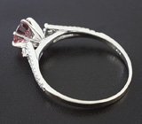 Кольцо с оранжево-розовым сапфиром и бриллиантами