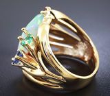 Золотое кольцо с эфиопским опалом, синими сапфирами, изумрудами и рубинами Золото