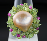 Серебряное кольцо с золотисто-кремовой жемчужиной Mabe, перидотами и пурпурно-розовым кварцем Серебро 925