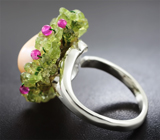 Серебряное кольцо с золотисто-кремовой жемчужиной Mabe, перидотами и пурпурно-розовым кварцем Серебро 925
