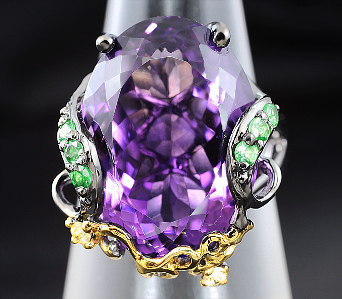 Серебряное кольцо с уругвайским аметистом, цаворитами и желтыми сапфирами