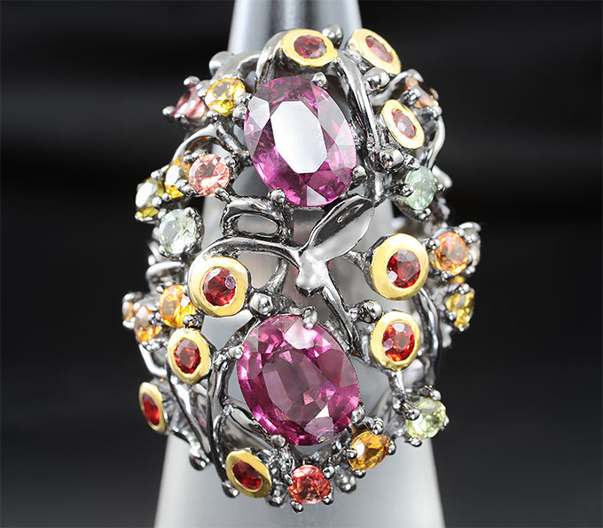 Серебряное кольцо c родолитами и разноцветными сапфирами