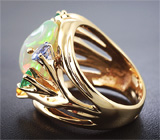 Золотое кольцо с эфиопским опалом, изумрудами и разноцветными сапфирами Золото