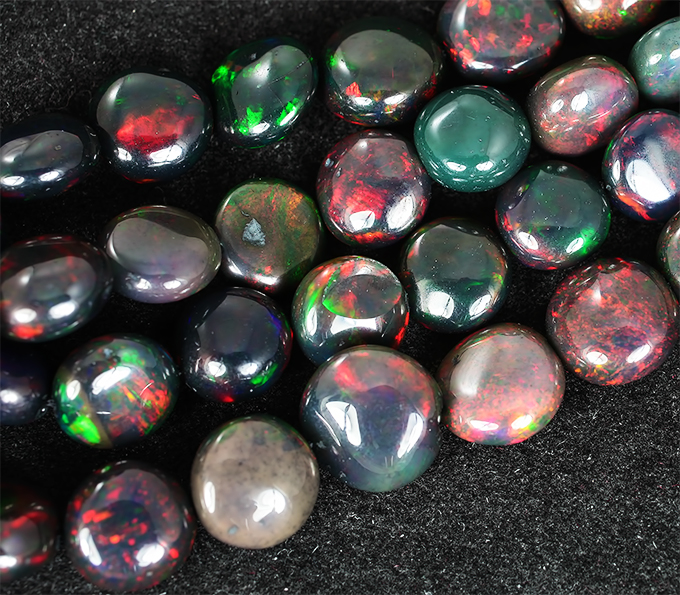 Колье из 65 кристаллических черных опалов 75+ карат