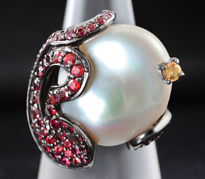 Серебряное кольцо с жемчужиной Mabe, желтым и оранжево-красными сапфирами
