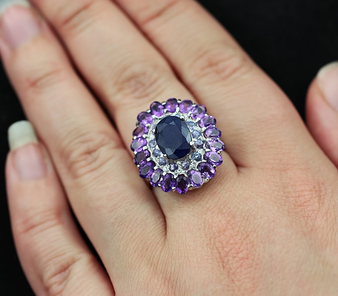Замечательное серебряное кольцо с насыщенно-синим сапфиром, танзанитами и а...