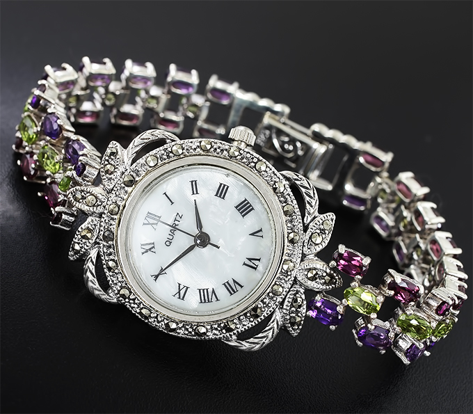 Самоцветы часы. Часы с серебряным браслетом. Серебряные часы женские с браслетом. Серебряные часы с самоцветами. Часы с марказитами.