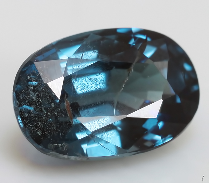 Арк синий самоцвет. Синий гранат камень. Голубой гранат минерал. Топаз гранат драгоценный камни. Камни похожие на сапфир.