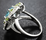 Стильное серебряное кольцо с голубым топазом и перидотами Серебро 925