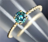 Золотое кольцо с сине-зеленым муассанитом 0,42 карат Золото