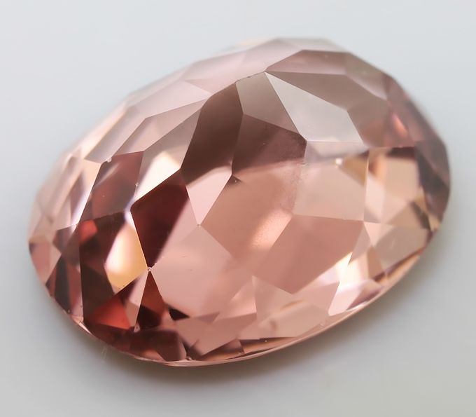 Старлит камень. Циркон симферополь. Красный циркон. Циркон мультилэйр. Голубой циркон камень.